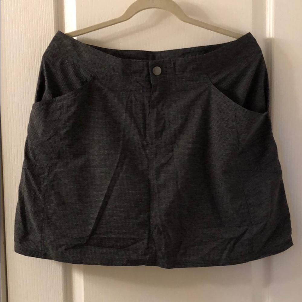 Women’s black and gray golf skort